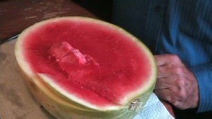 How To Eat A Wattermellon