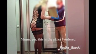 Naked Ass of a Slutty MILF Djelka Bianki for a Pizza Delivery Guy